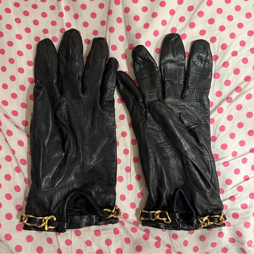 Black leather gloves with gold chain detail